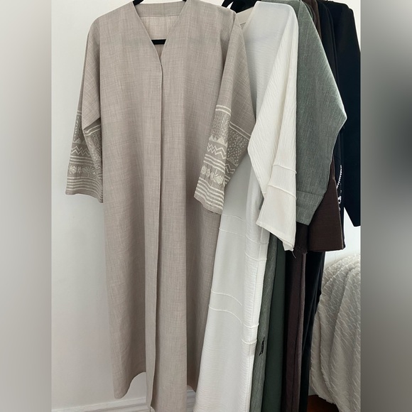 Grey linen abaya with embroidery - Picture 3 of 4